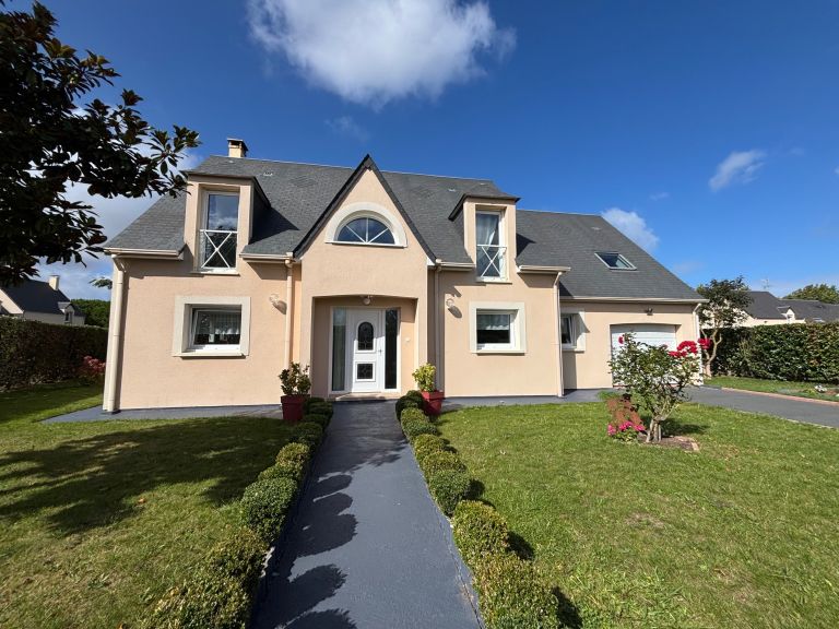 luxury house 8 Rooms for sale on BERNIERES SUR MER (14990)