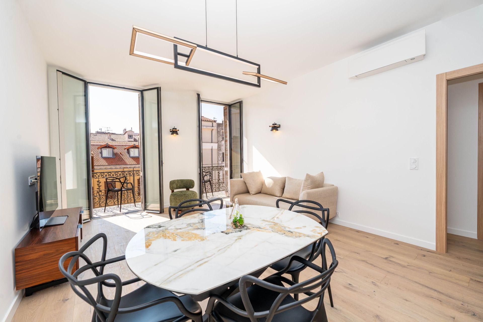 luxury apartment 4 Rooms for sale on CANNES (06400)