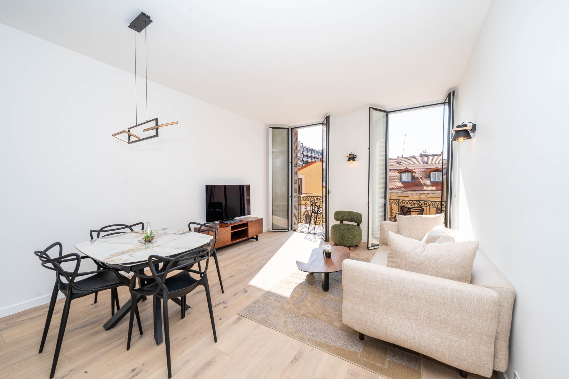 luxury apartment 4 Rooms for sale on CANNES (06400)
