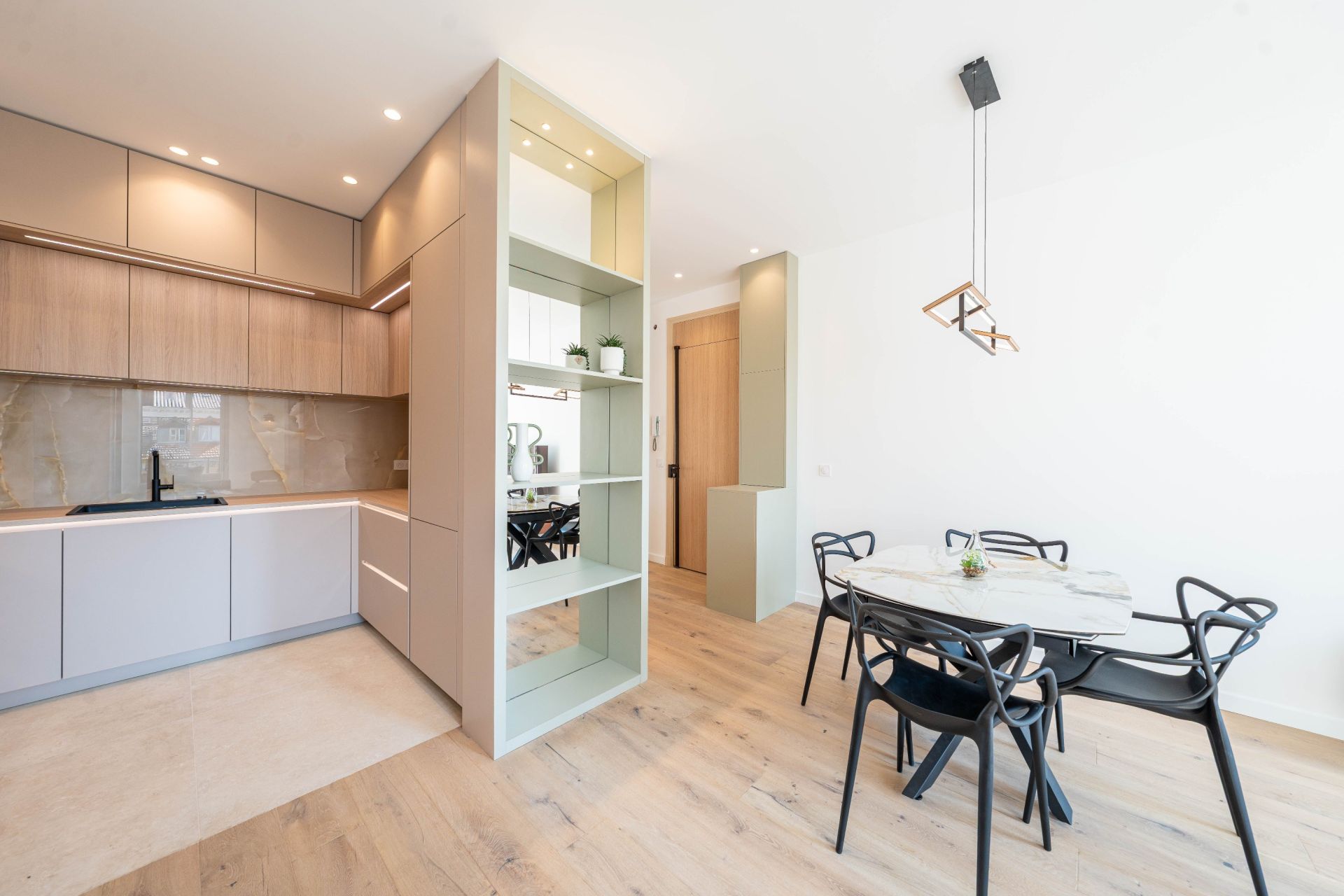 luxury apartment 4 Rooms for sale on CANNES (06400)