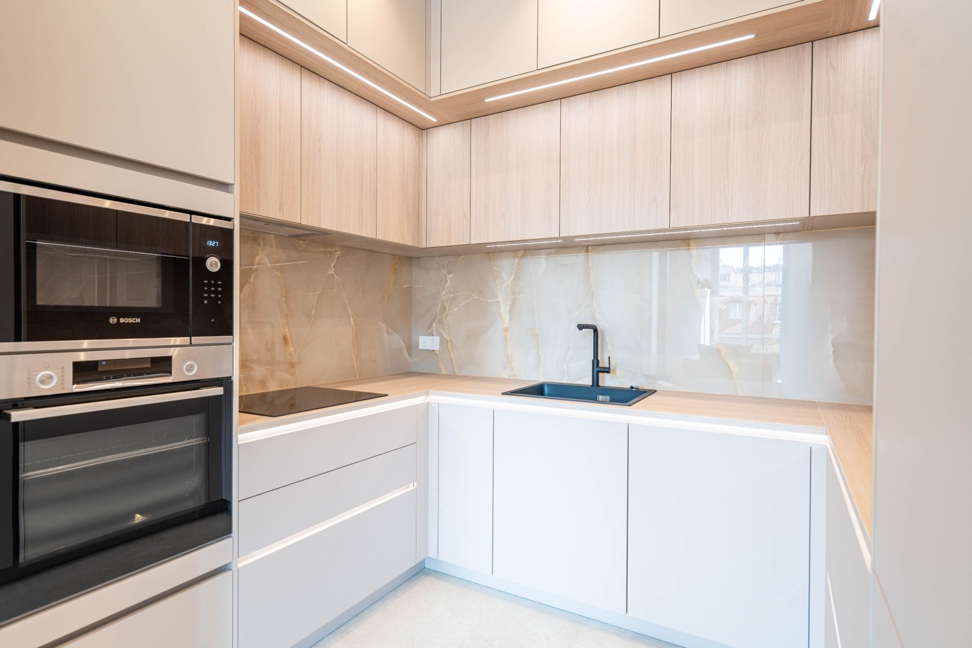 luxury apartment 4 Rooms for sale on CANNES (06400)