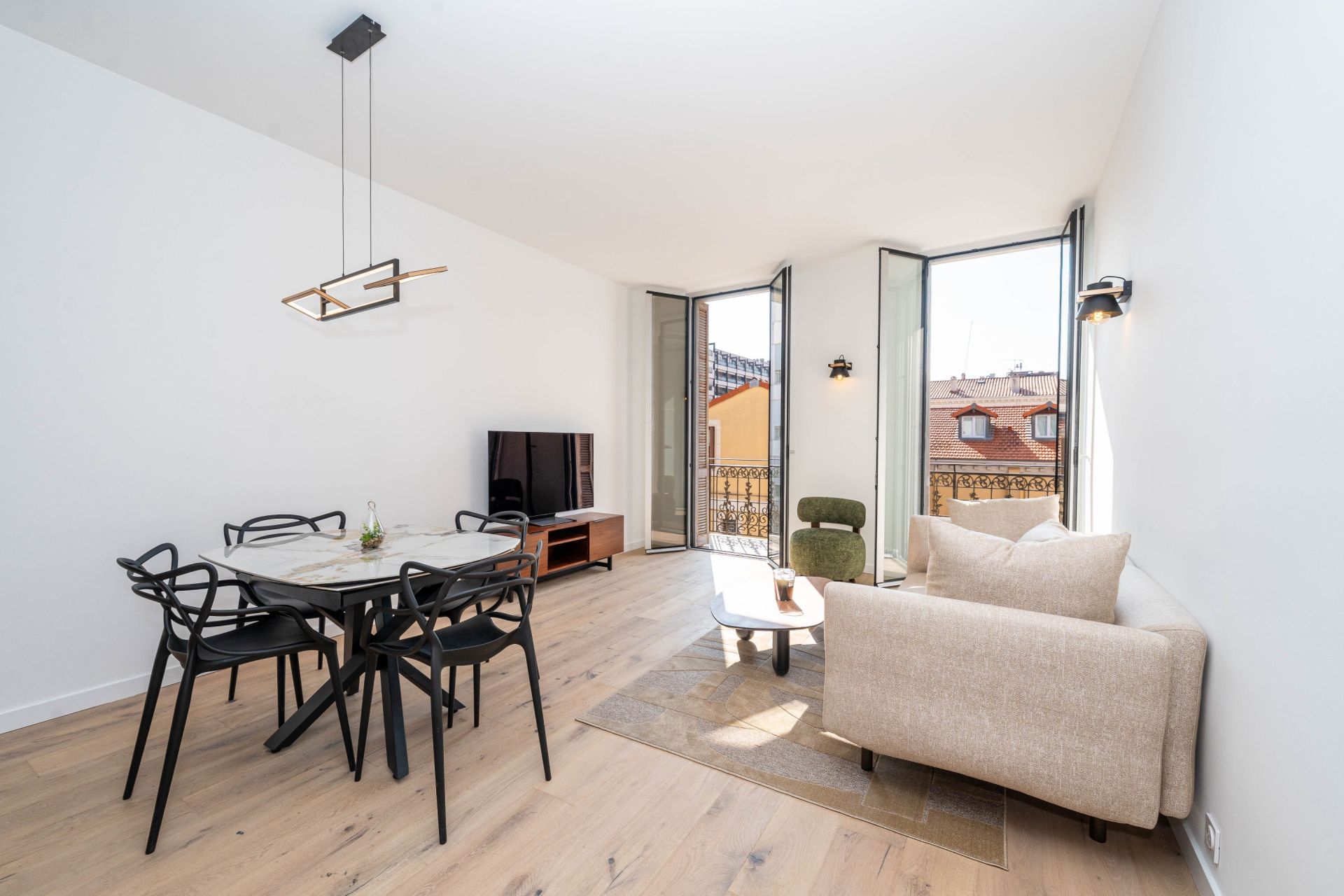 luxury apartment 4 Rooms for sale on CANNES (06400)