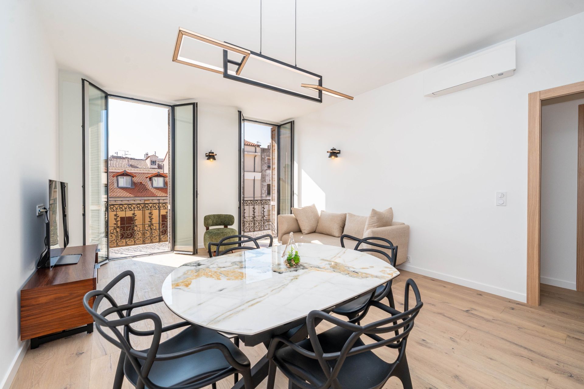 luxury apartment 4 Rooms for sale on CANNES (06400)