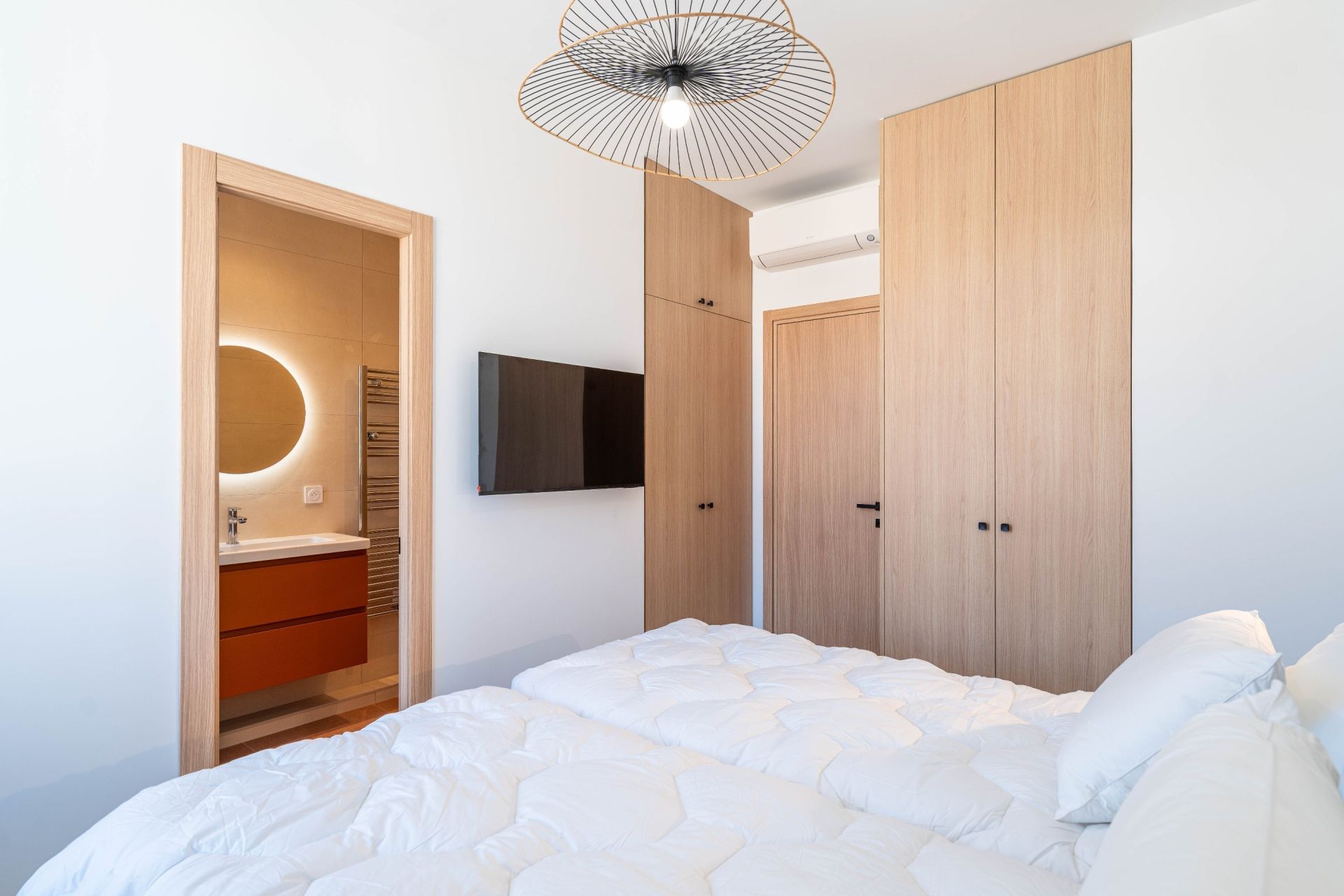 luxury apartment 4 Rooms for sale on CANNES (06400)