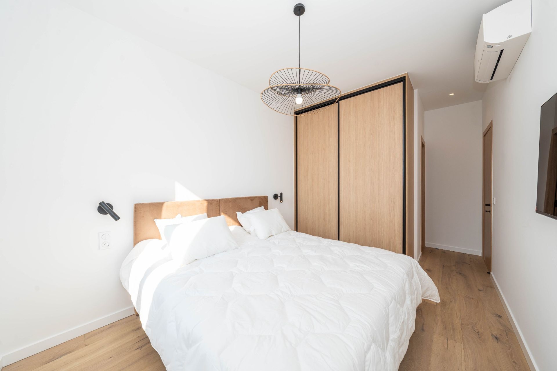 luxury apartment 4 Rooms for sale on CANNES (06400)