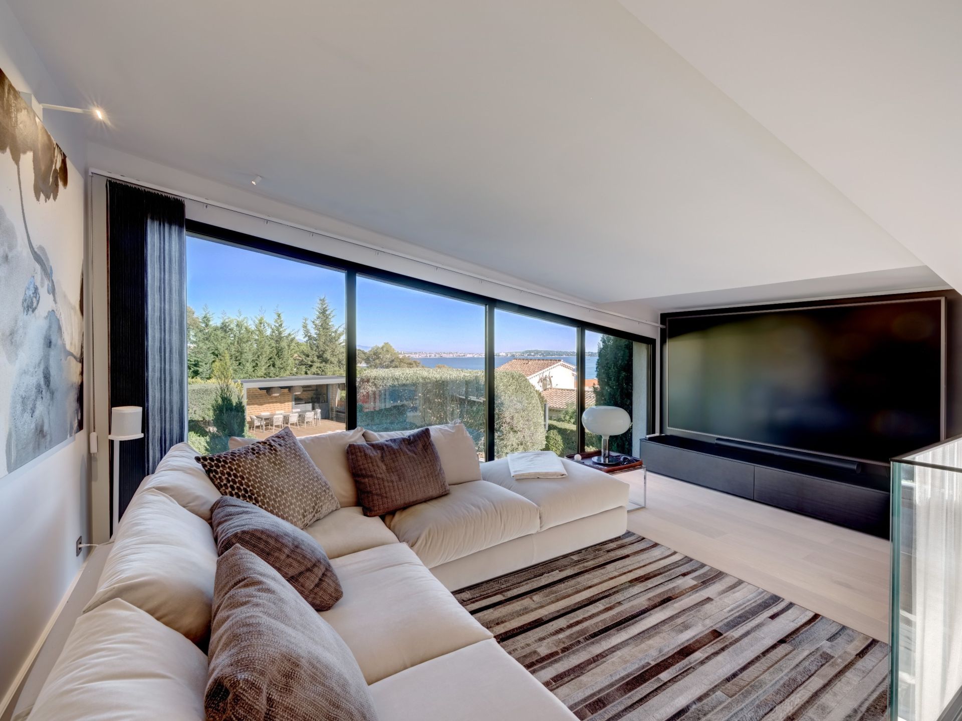 luxury villa 5 Rooms for sale on CANNES (06400)