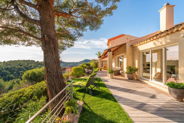 Vente Maison de luxe Saint-Cyr-sur-Mer 5 Pièces 150 m²