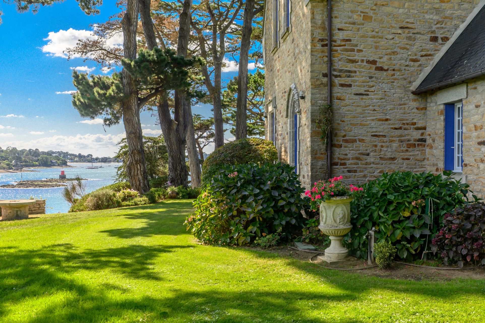 luxury house 6 Rooms for sale on ARRADON (56610)