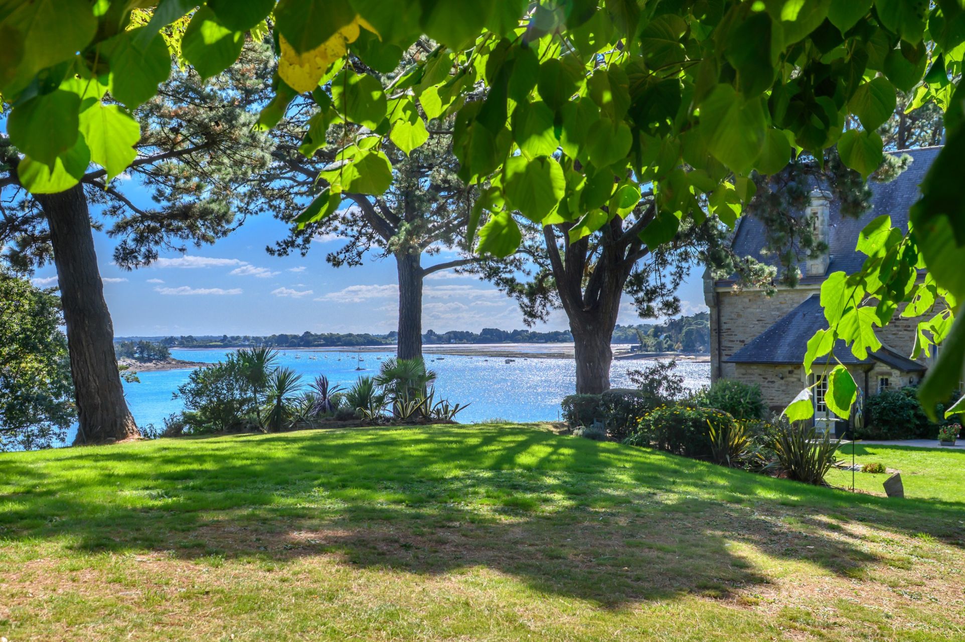 luxury house 6 Rooms for sale on ARRADON (56610)