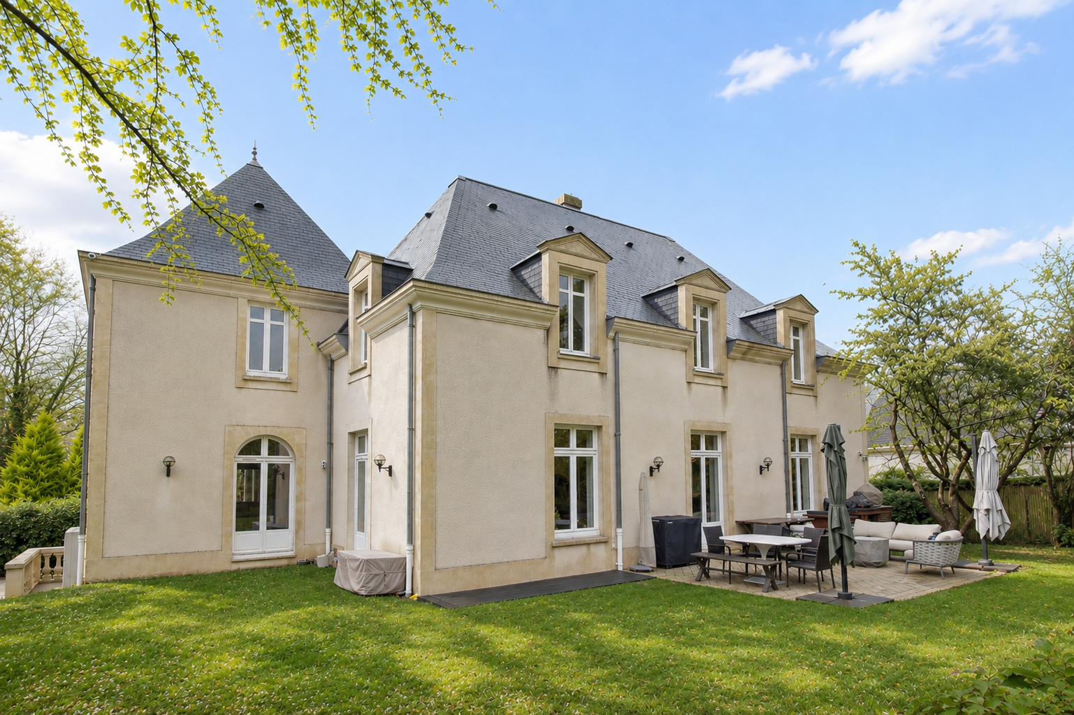 luxury house 8 Rooms for sale on LOUVECIENNES (78430)