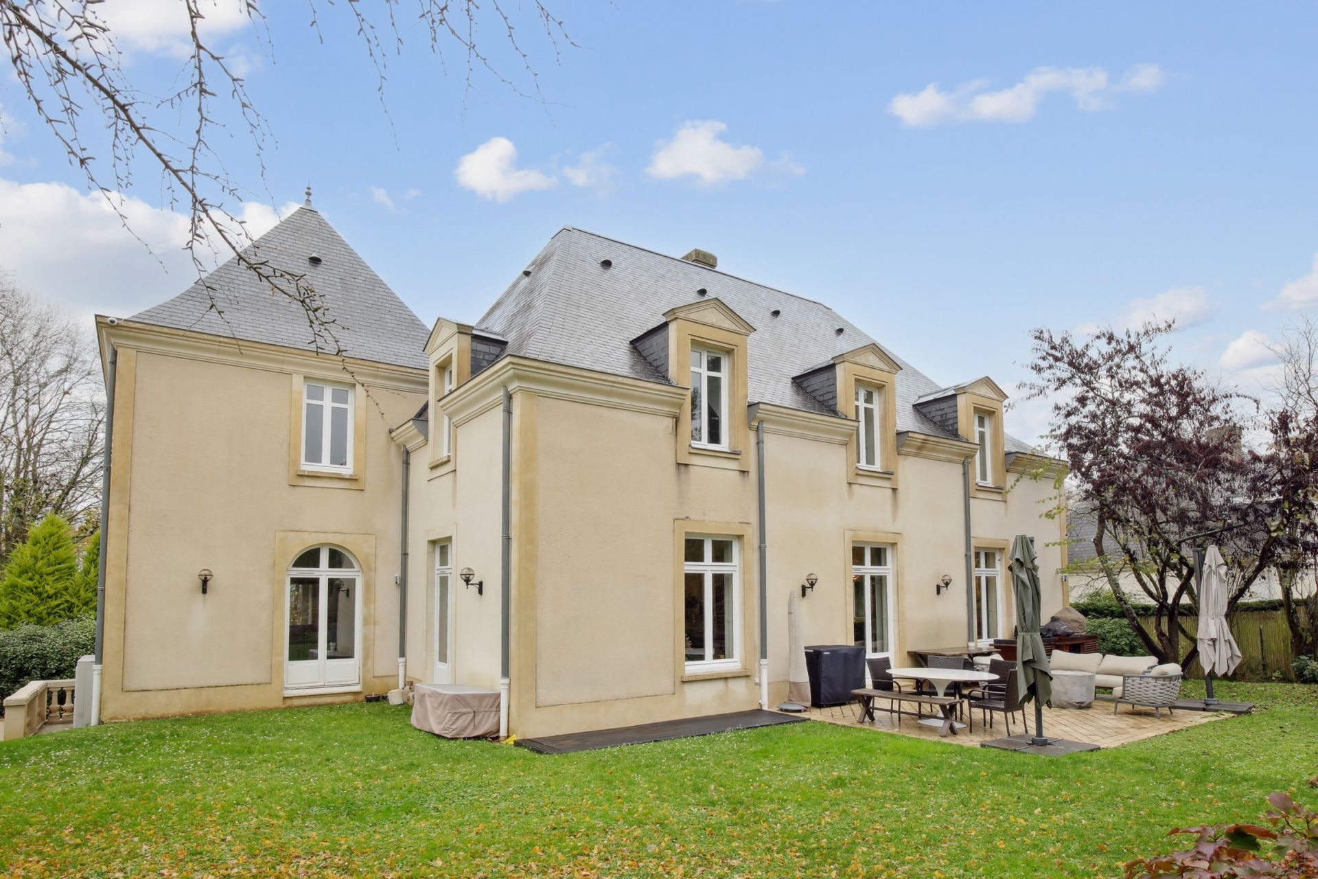 luxury house 8 Rooms for sale on BOUGIVAL (78380)