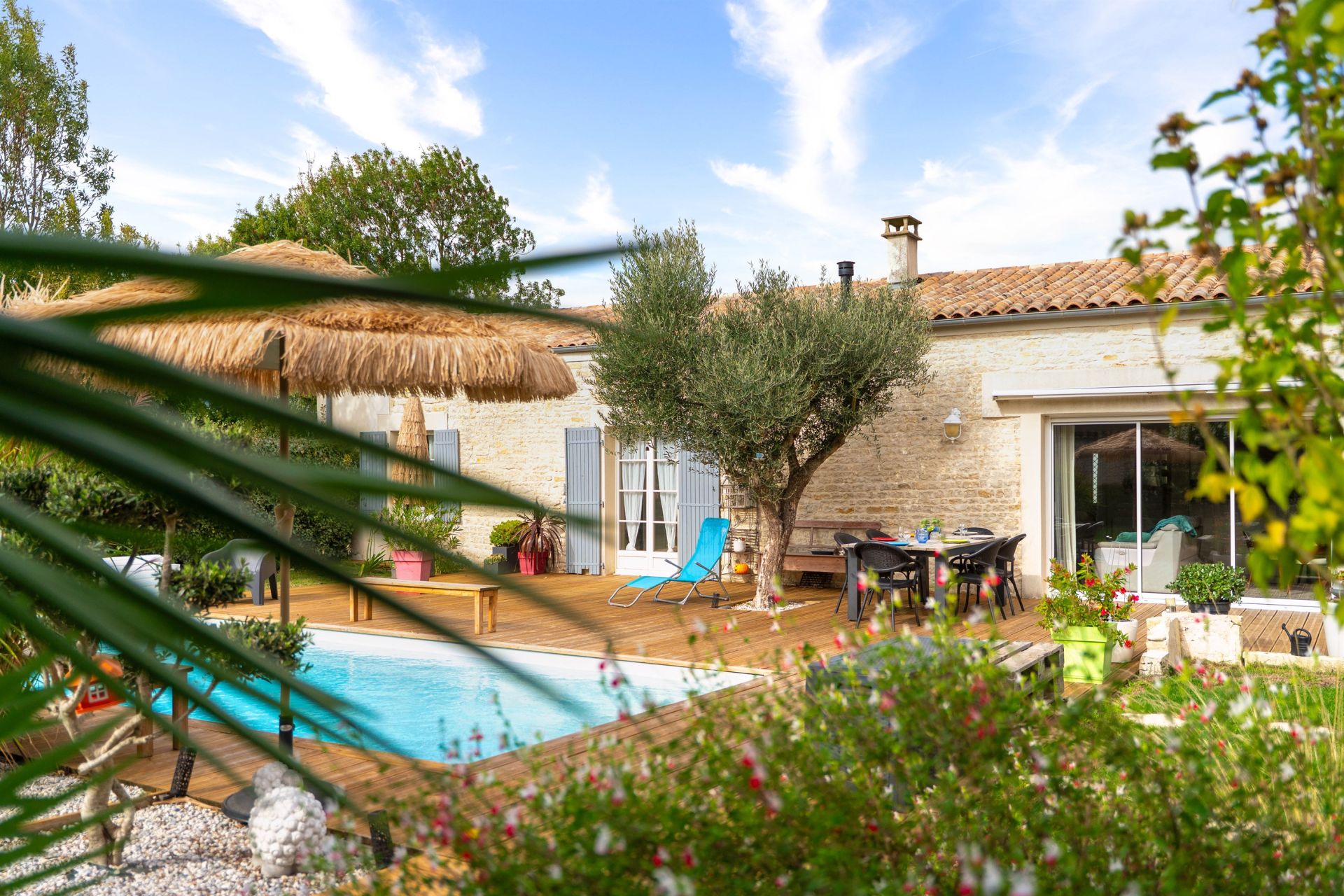 luxury house 5 Rooms for sale on NIEUL SUR MER (17137)