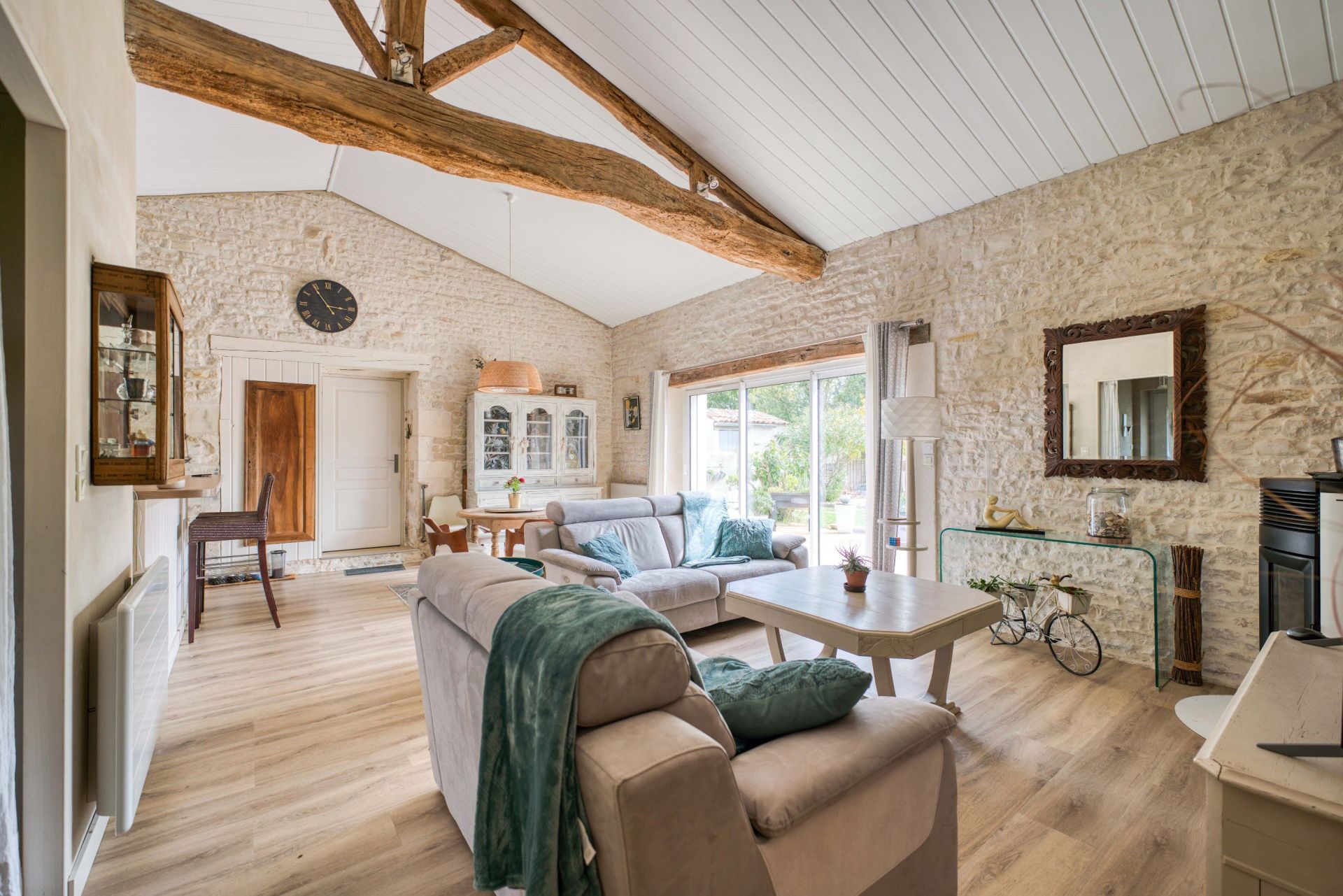 luxury house 5 Rooms for sale on NIEUL SUR MER (17137)