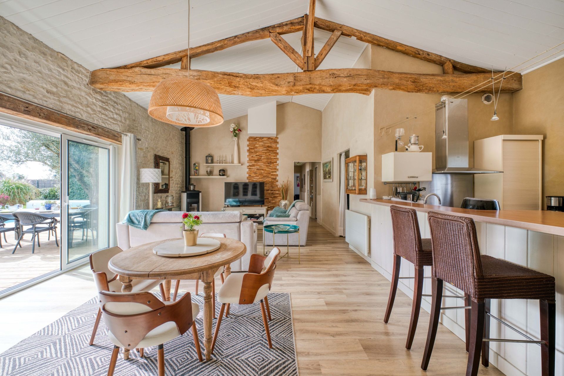 luxury house 5 Rooms for sale on NIEUL SUR MER (17137)