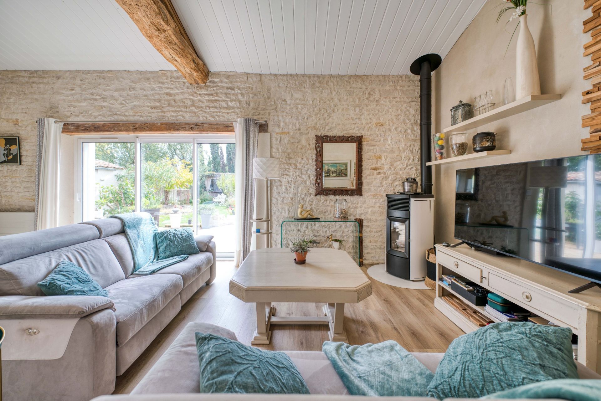 luxury house 5 Rooms for sale on NIEUL SUR MER (17137)