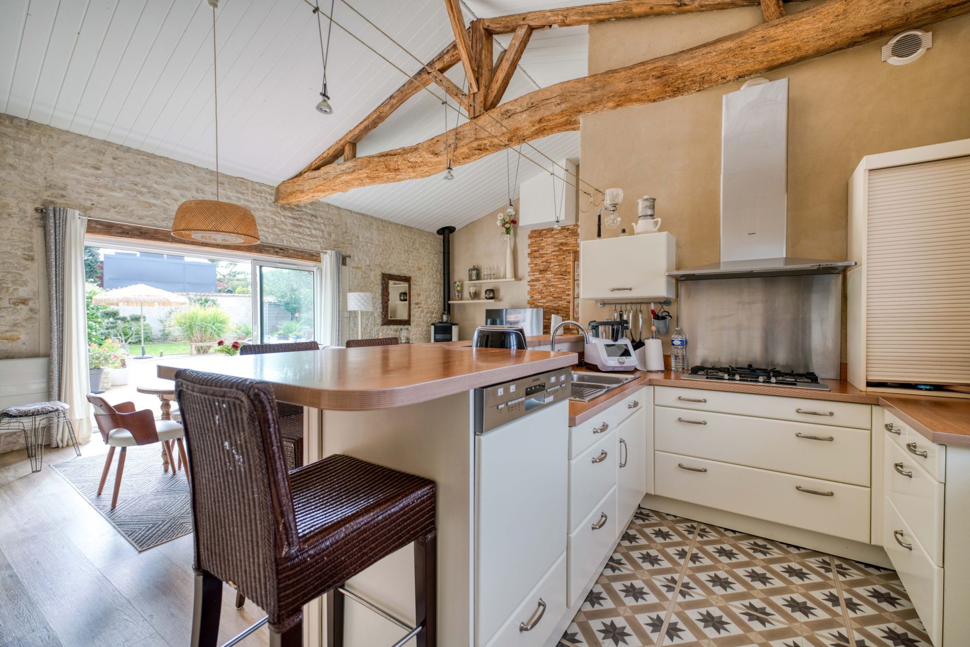 luxury house 5 Rooms for sale on NIEUL SUR MER (17137)