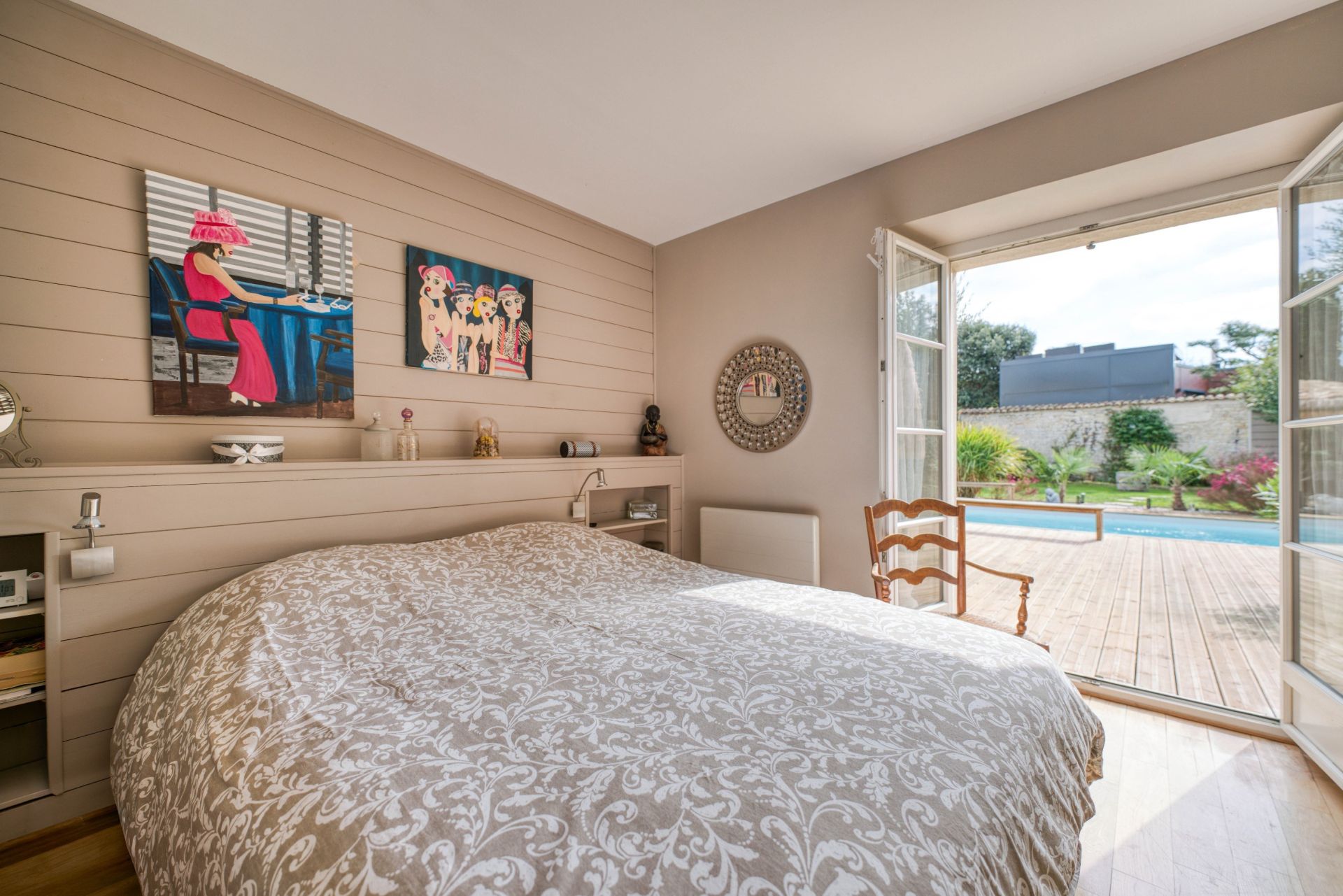 luxury house 5 Rooms for sale on NIEUL SUR MER (17137)