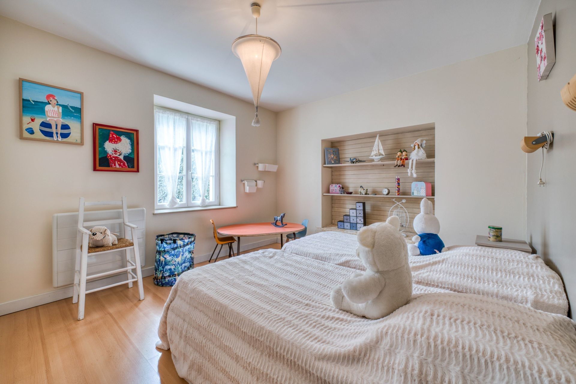 luxury house 5 Rooms for sale on NIEUL SUR MER (17137)