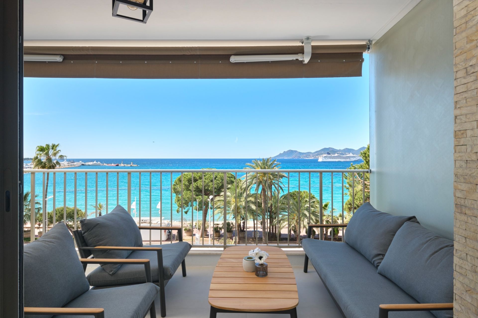 luxury apartment 3 Rooms for sale on CANNES (06400)