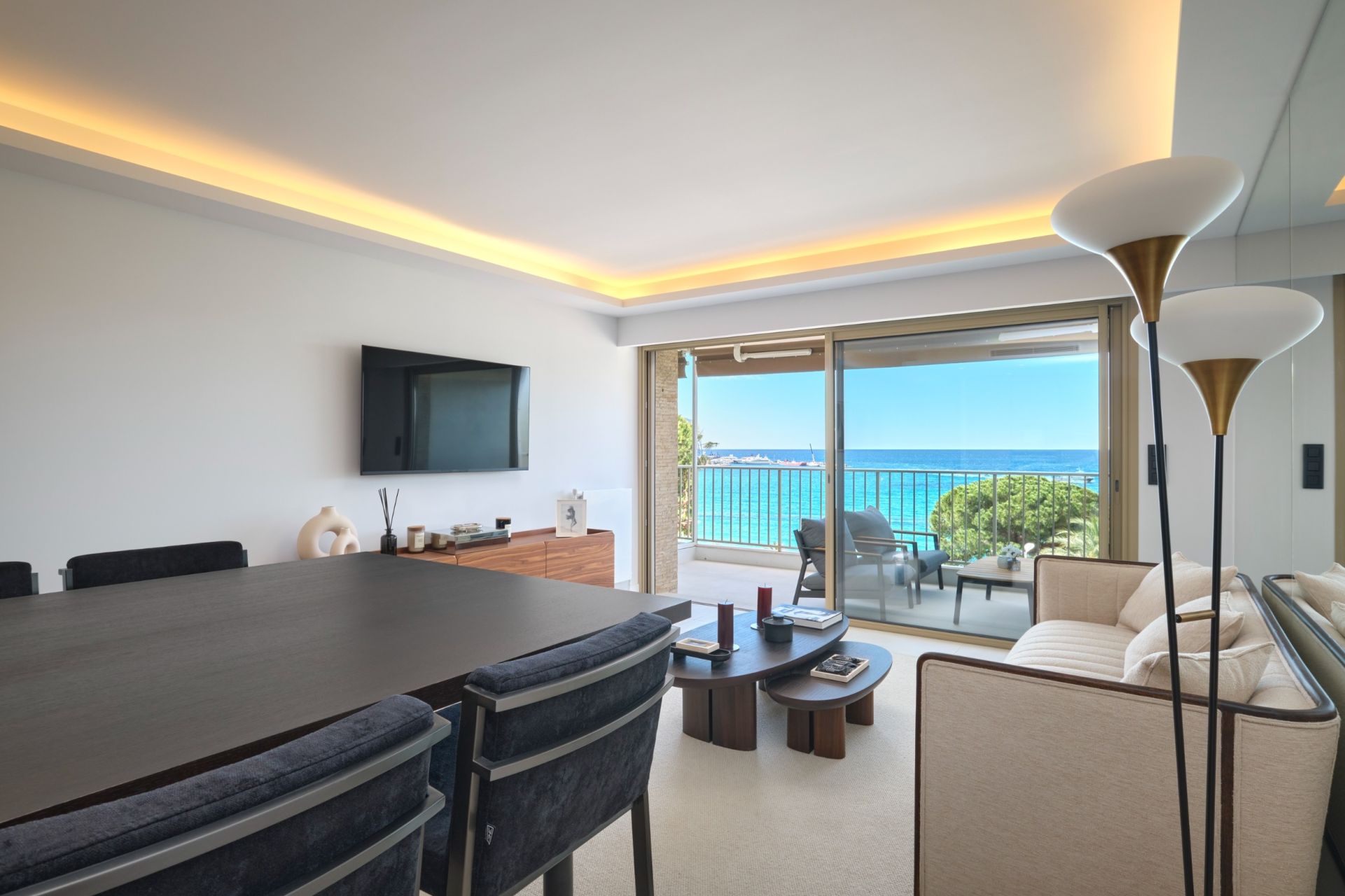 luxury apartment 3 Rooms for sale on CANNES (06400)