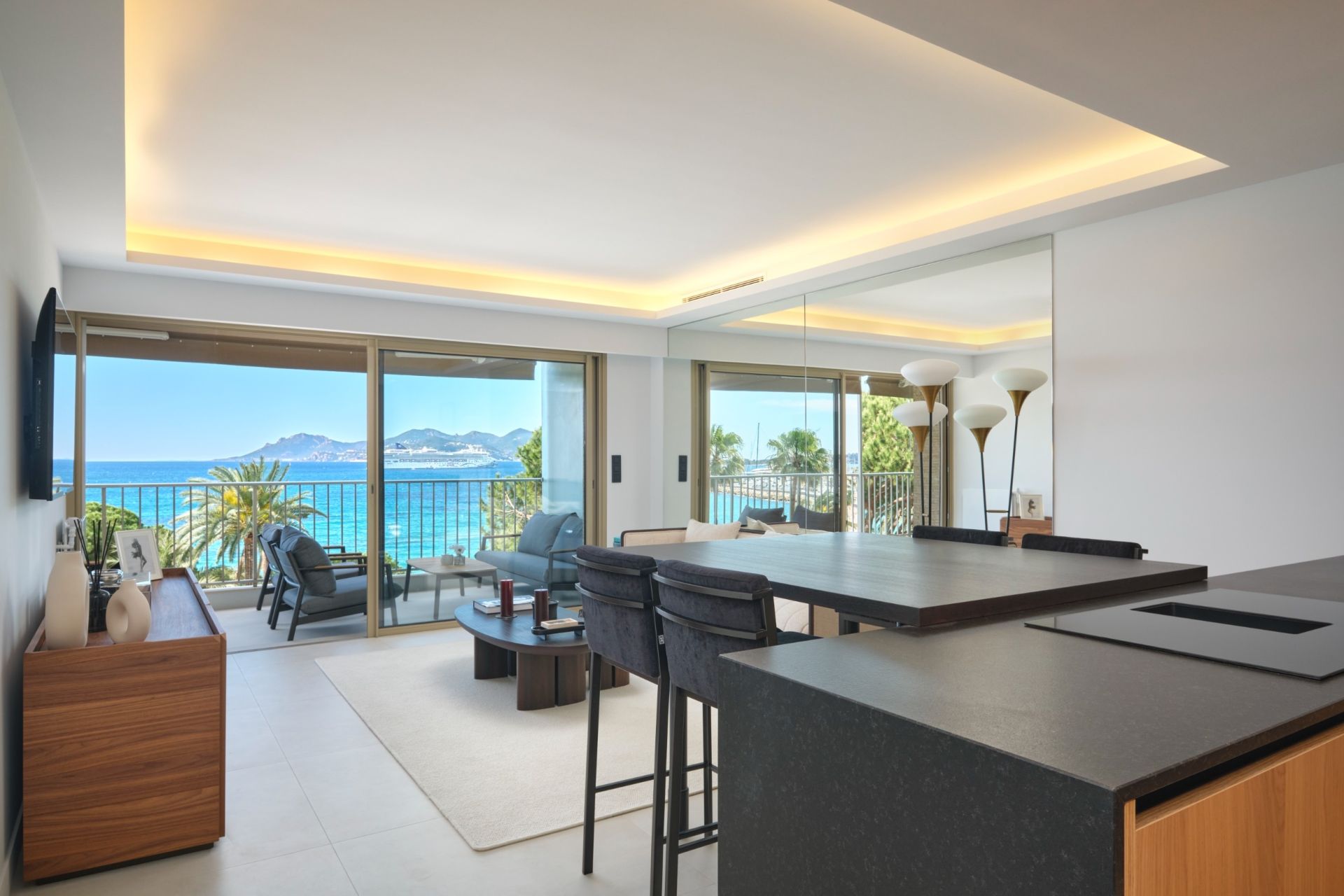 luxury apartment 3 Rooms for sale on CANNES (06400)