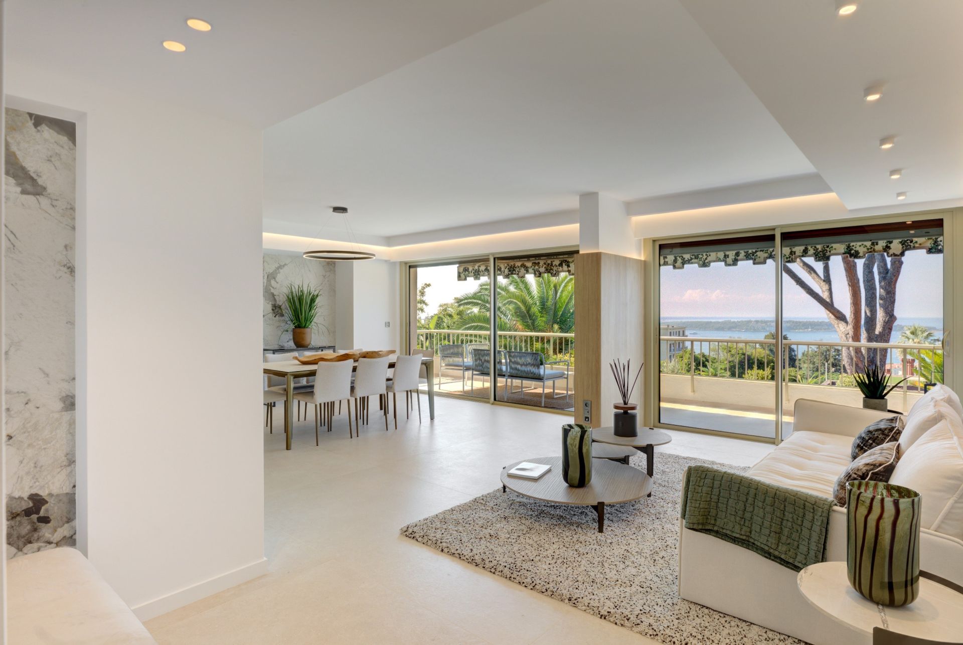luxury apartment 5 Rooms for sale on CANNES (06400)