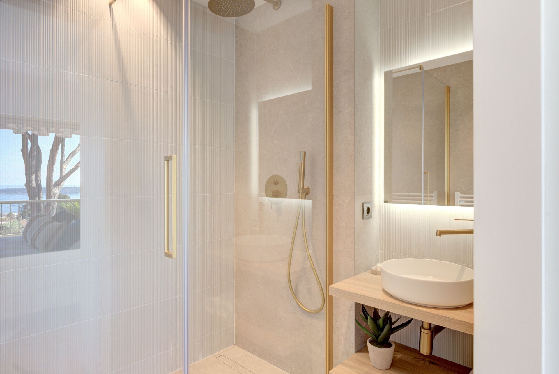 luxury apartment 5 Rooms for sale on CANNES (06400)