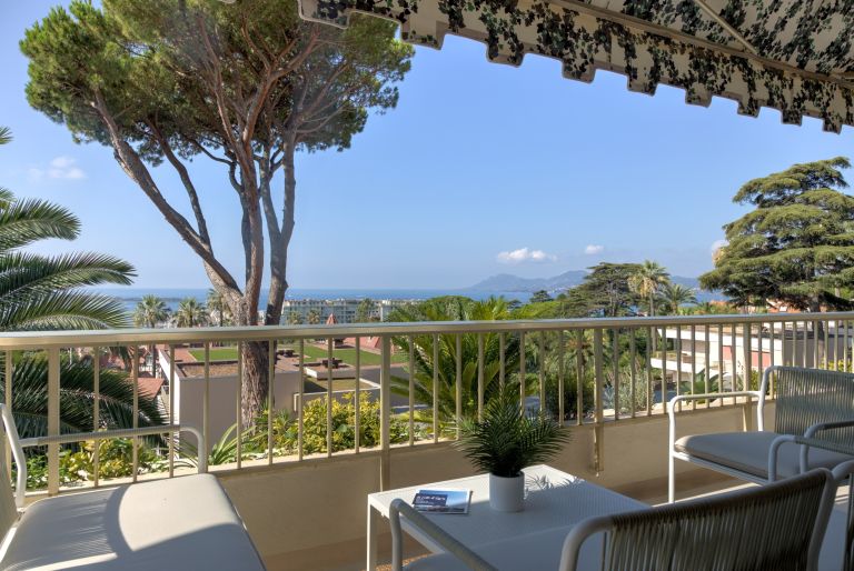 luxury apartment 5 Rooms for sale on CANNES (06400)