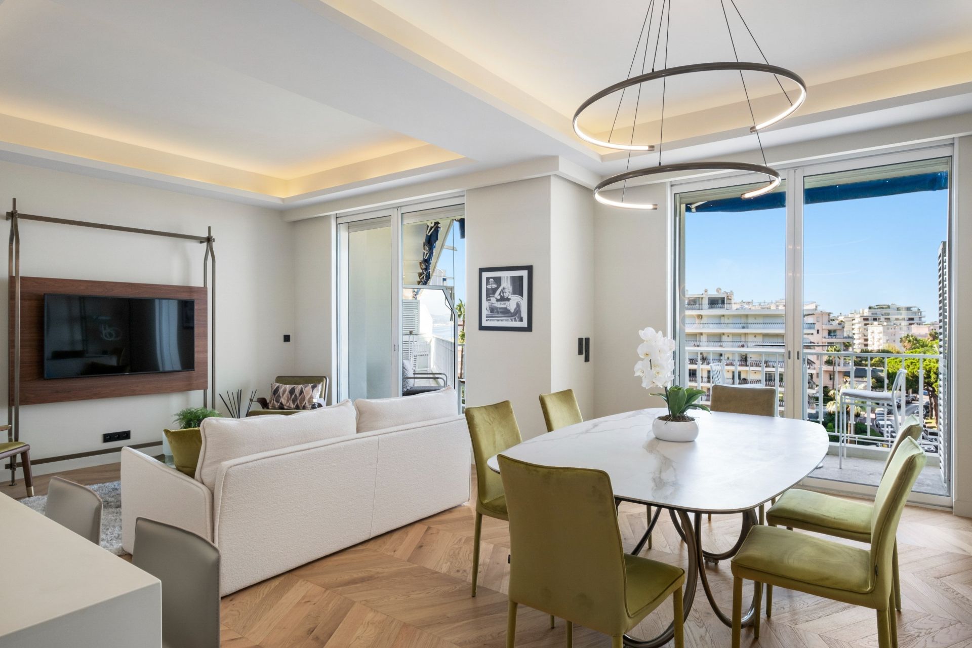 luxury apartment 4 Rooms for sale on CANNES (06400)