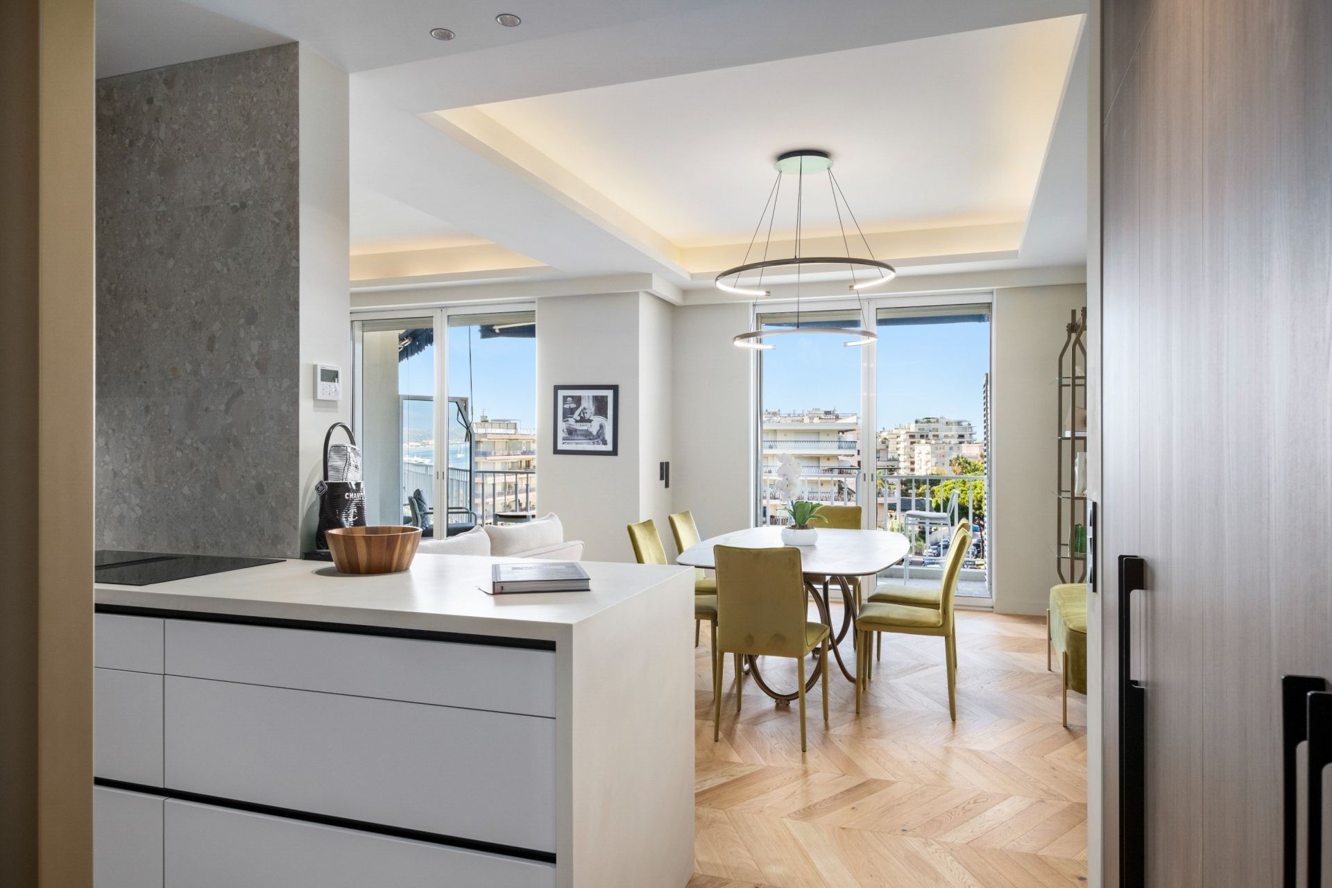 luxury apartment 4 Rooms for sale on CANNES (06400)