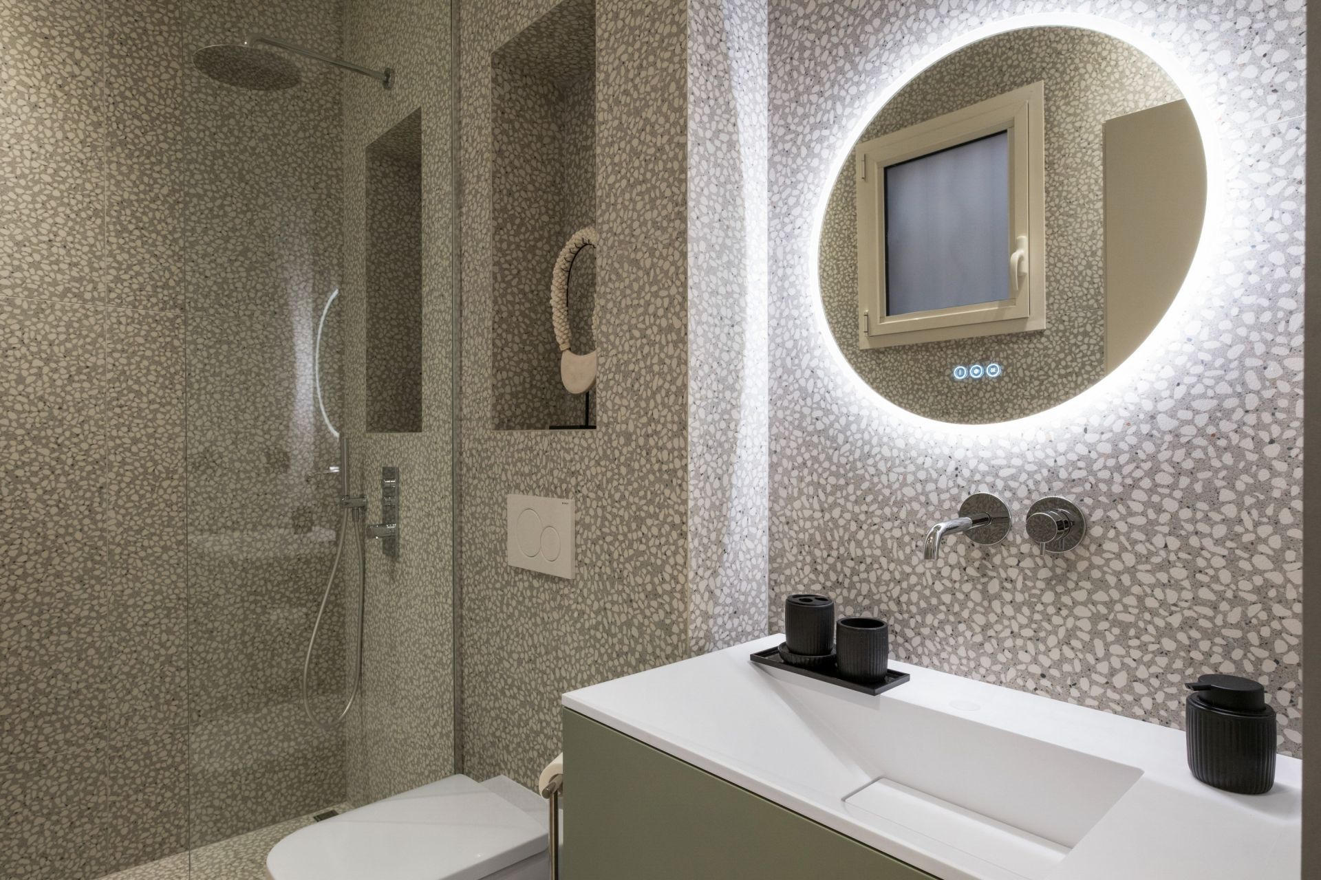 luxury apartment 4 Rooms for sale on CANNES (06400)