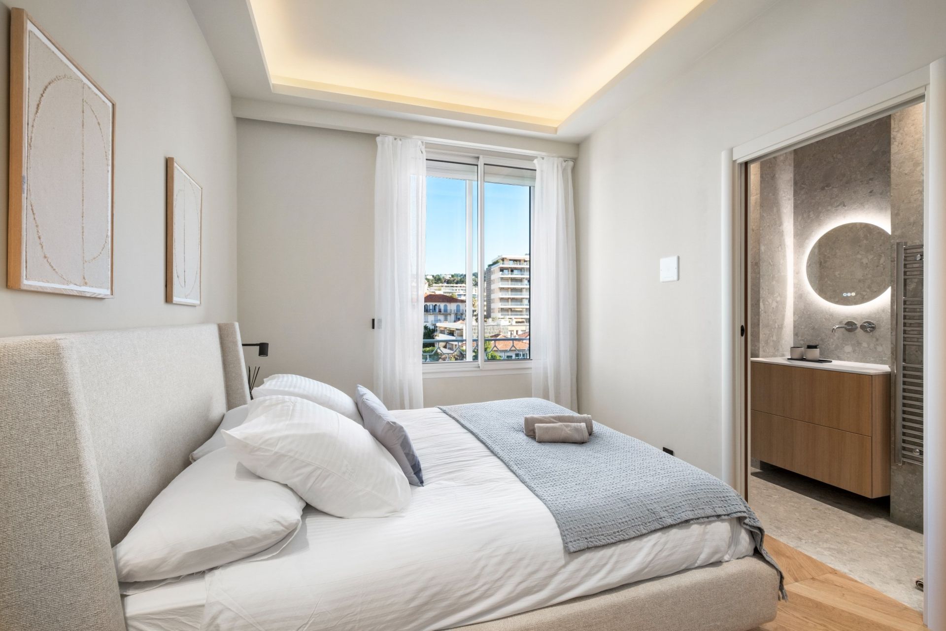 luxury apartment 4 Rooms for sale on CANNES (06400)