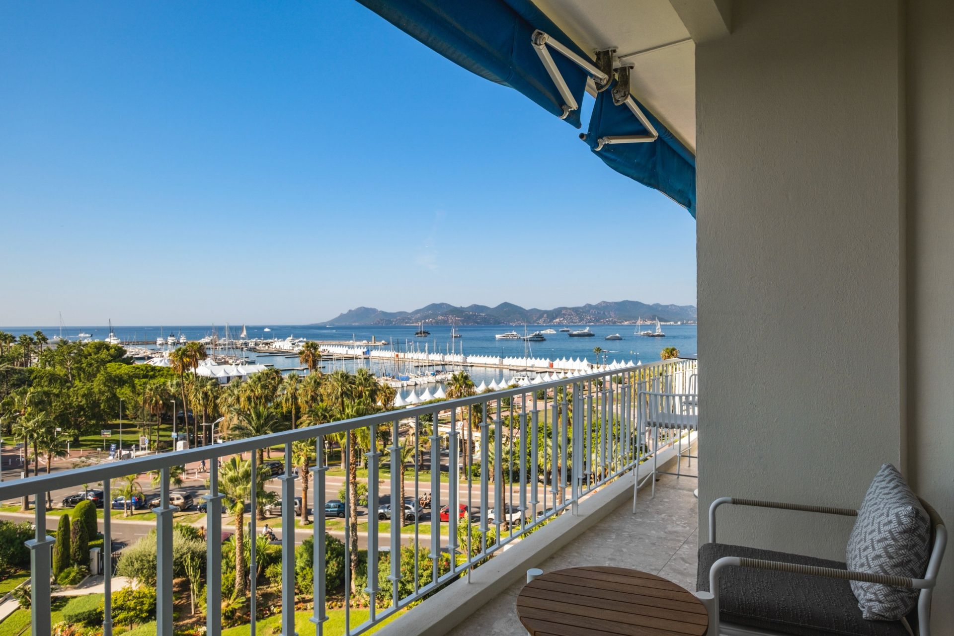 luxury apartment 4 Rooms for sale on CANNES (06400)