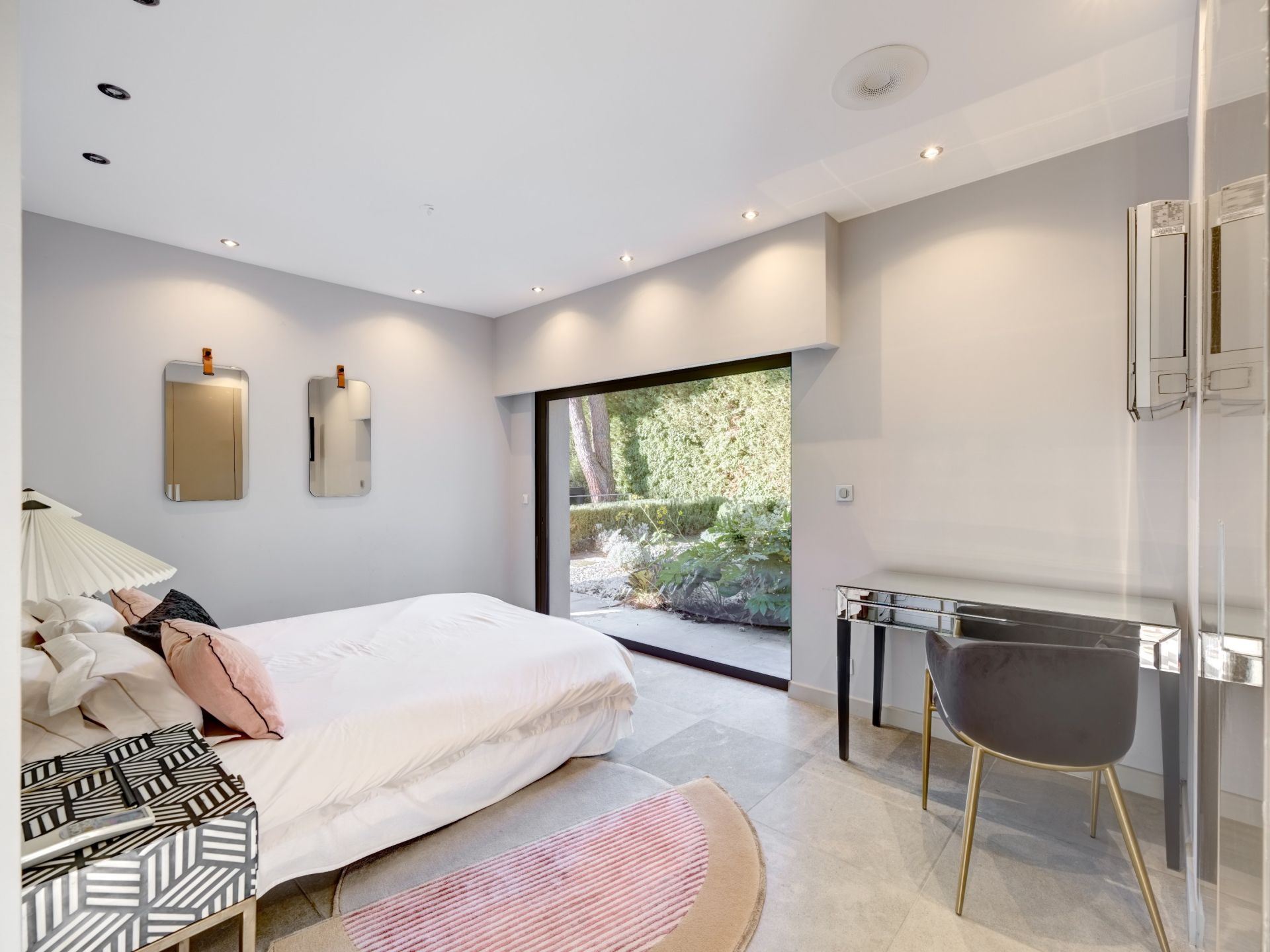 contemporary house 5 Rooms for sale on VALLAURIS (06220)