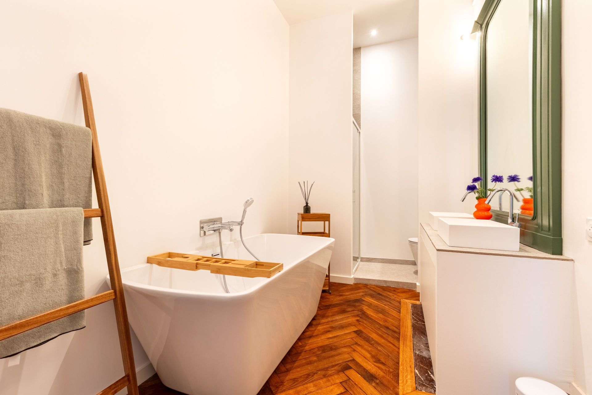 luxury apartment 6 Rooms for sale on BORDEAUX (33000)