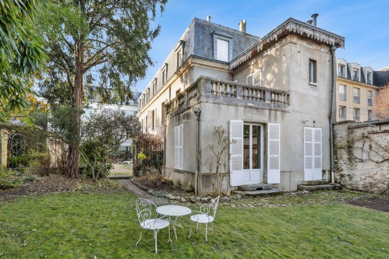 luxury house 11 Rooms for sale on VERSAILLES (78000)