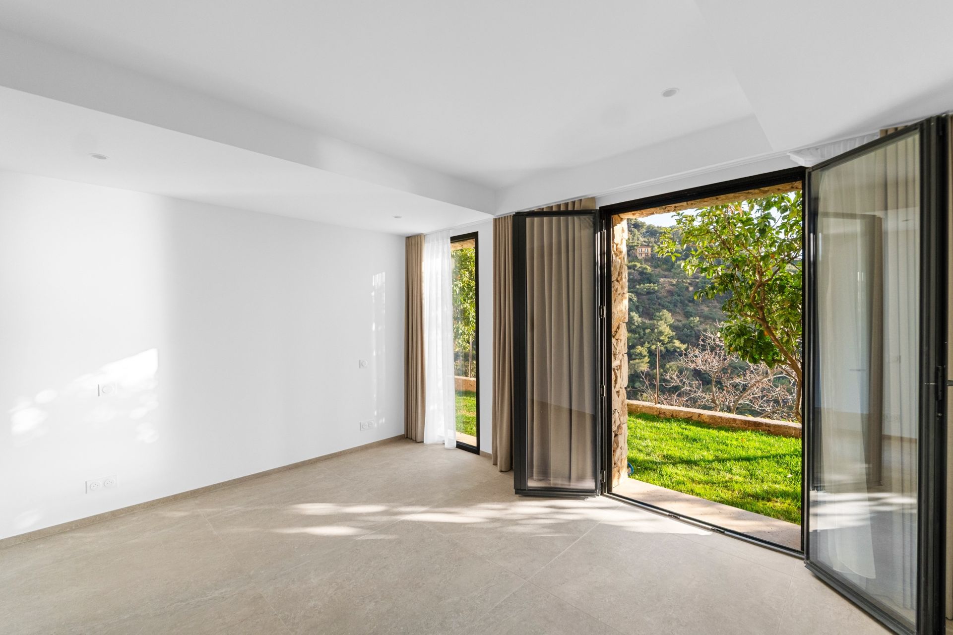 luxury villa 5 Rooms for sale on ROQUEBRUNE CAP MARTIN (06190)