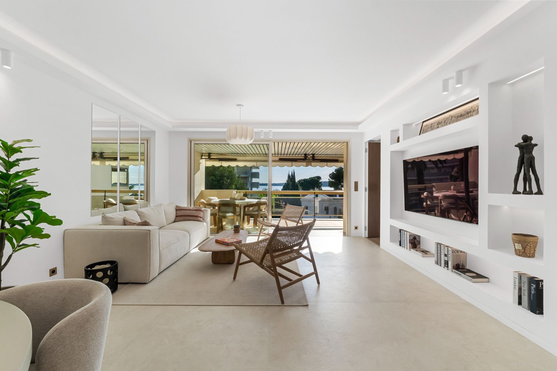 luxury apartment 4 Rooms for sale on CANNES (06400)