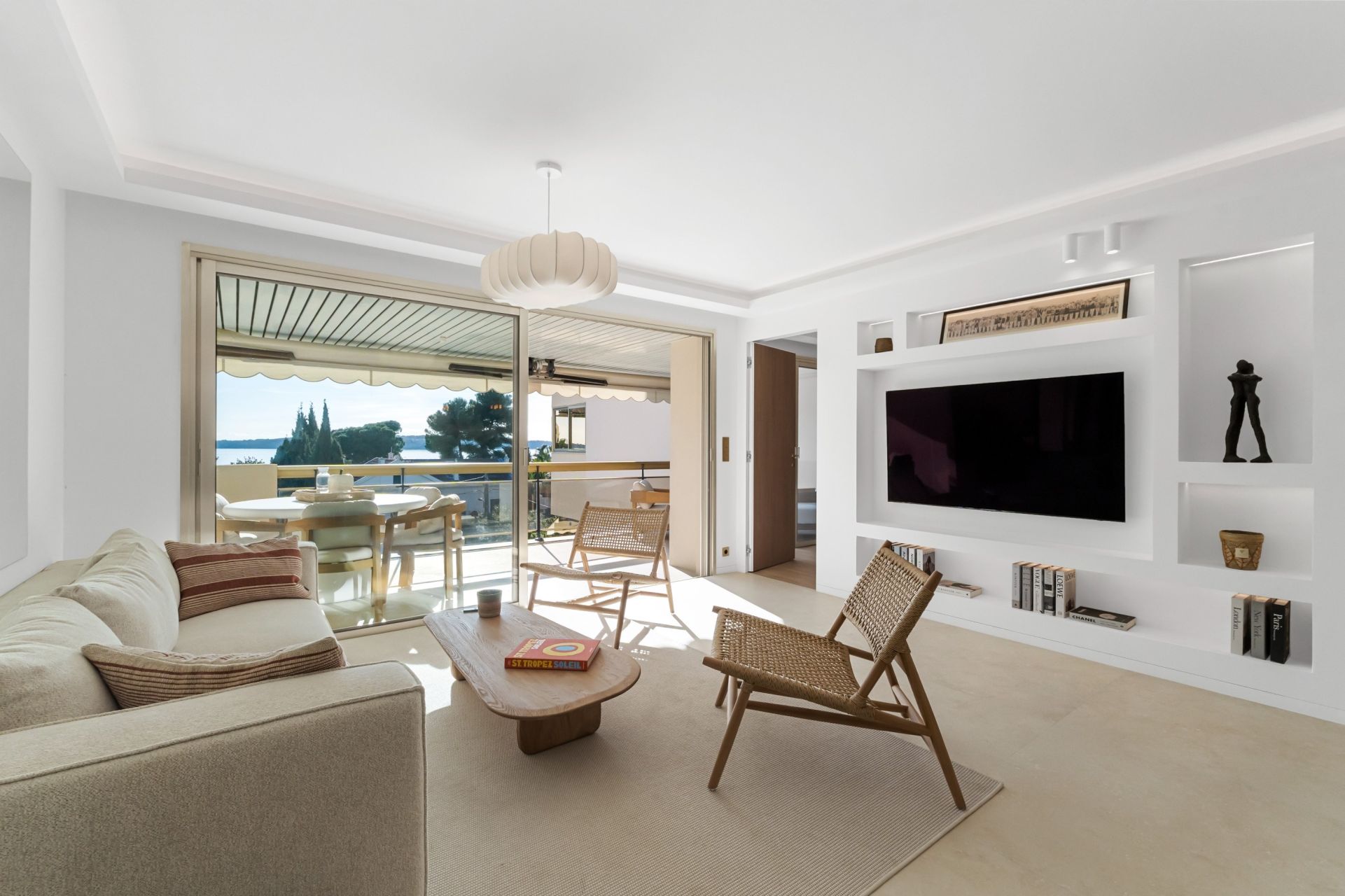 luxury apartment 4 Rooms for sale on CANNES (06400)