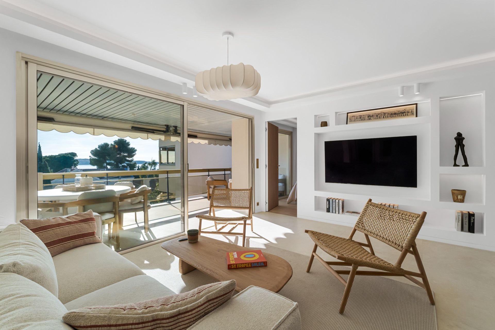 luxury apartment 4 Rooms for sale on CANNES (06400)