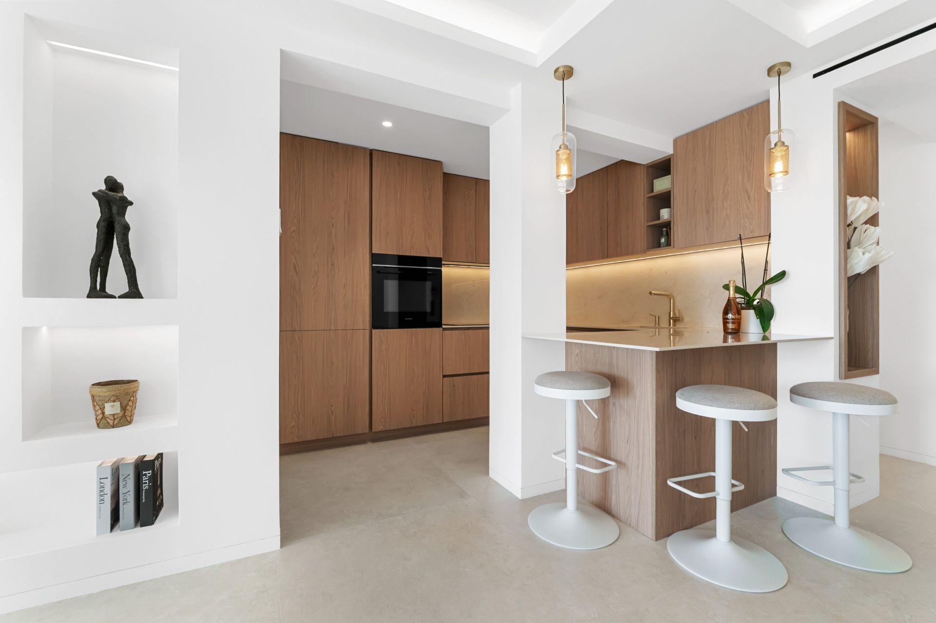 luxury apartment 4 Rooms for sale on CANNES (06400)