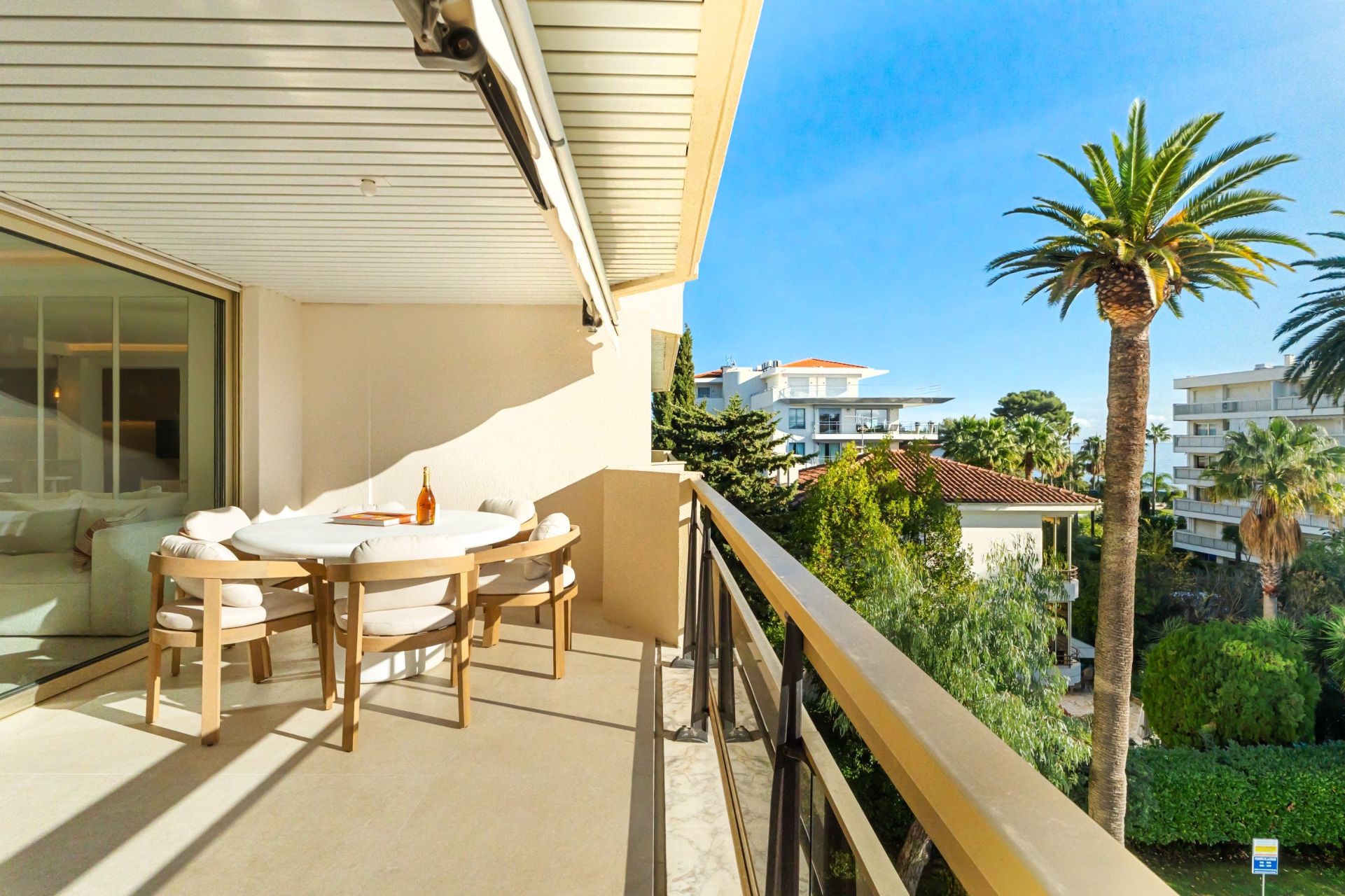 luxury apartment 4 Rooms for sale on CANNES (06400)
