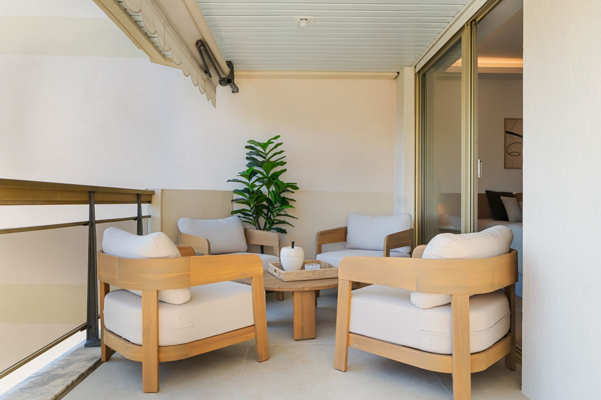 luxury apartment 4 Rooms for sale on CANNES (06400)