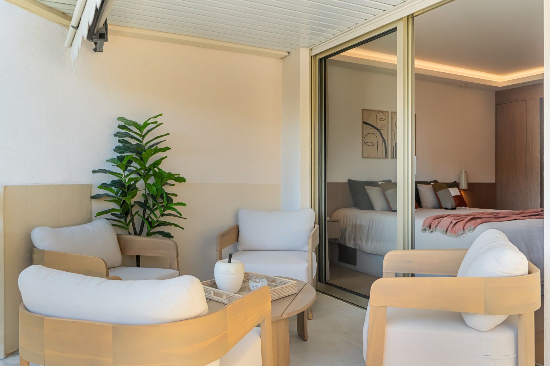 luxury apartment 4 Rooms for sale on CANNES (06400)