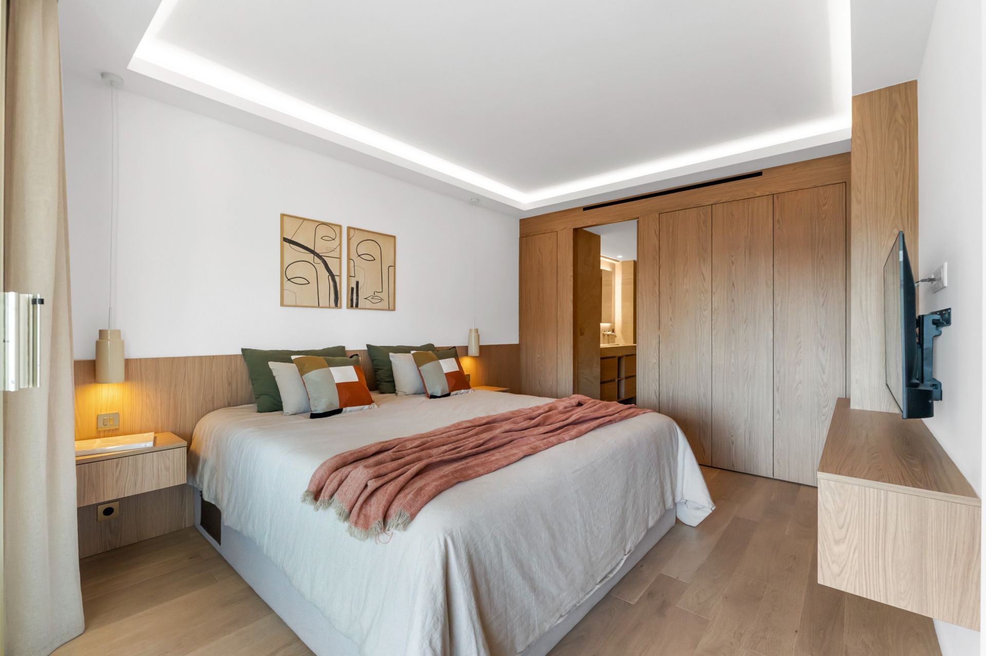 luxury apartment 4 Rooms for sale on CANNES (06400)