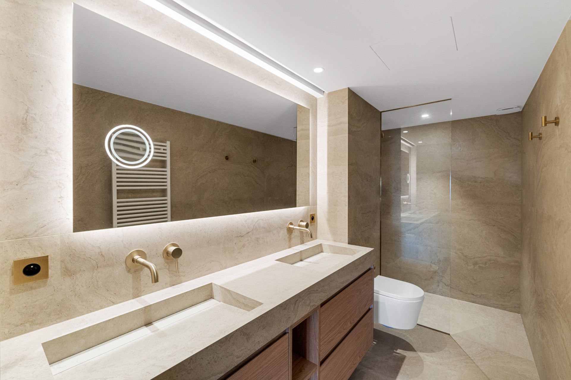 luxury apartment 4 Rooms for sale on CANNES (06400)