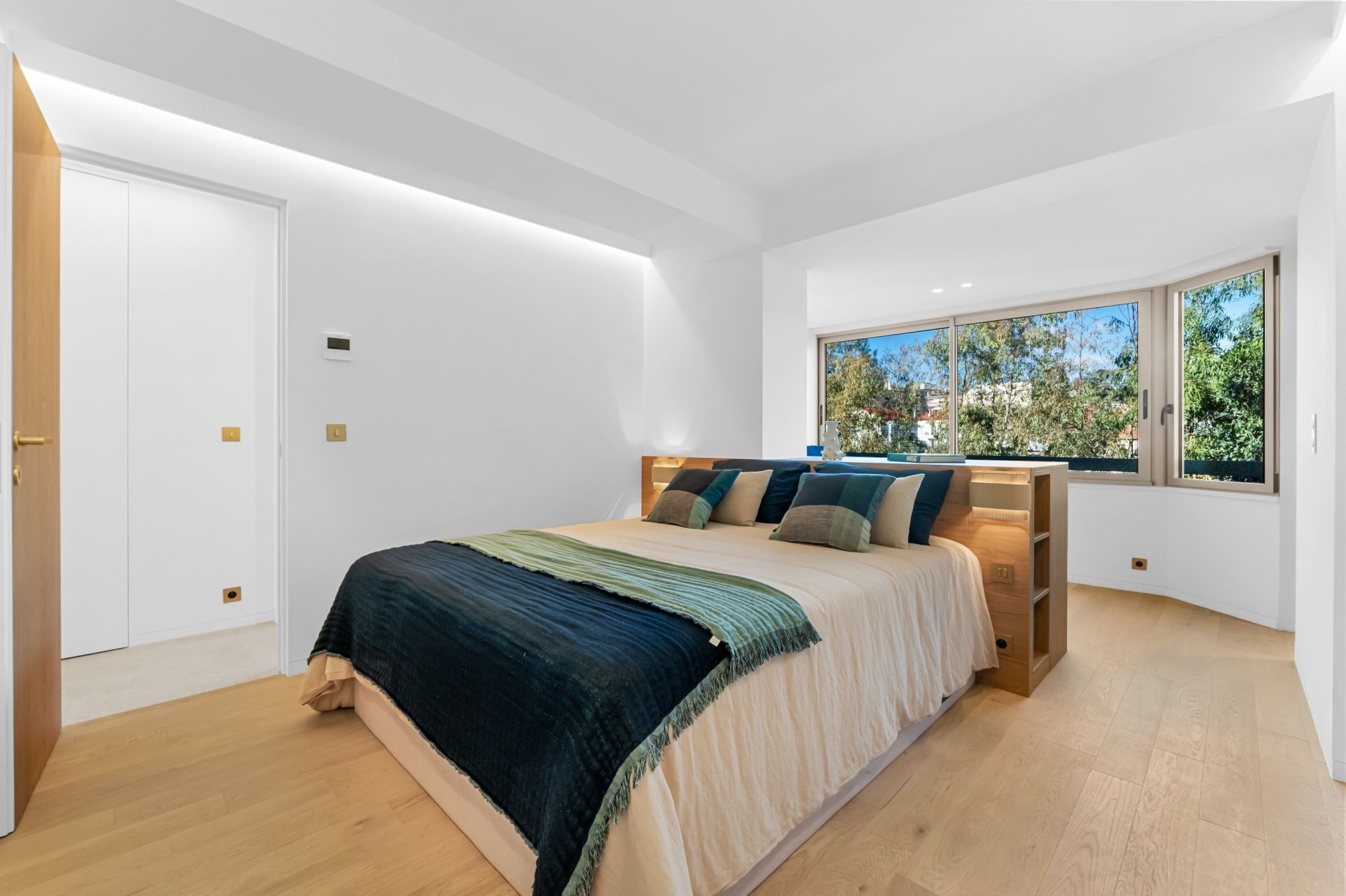 luxury apartment 4 Rooms for sale on CANNES (06400)