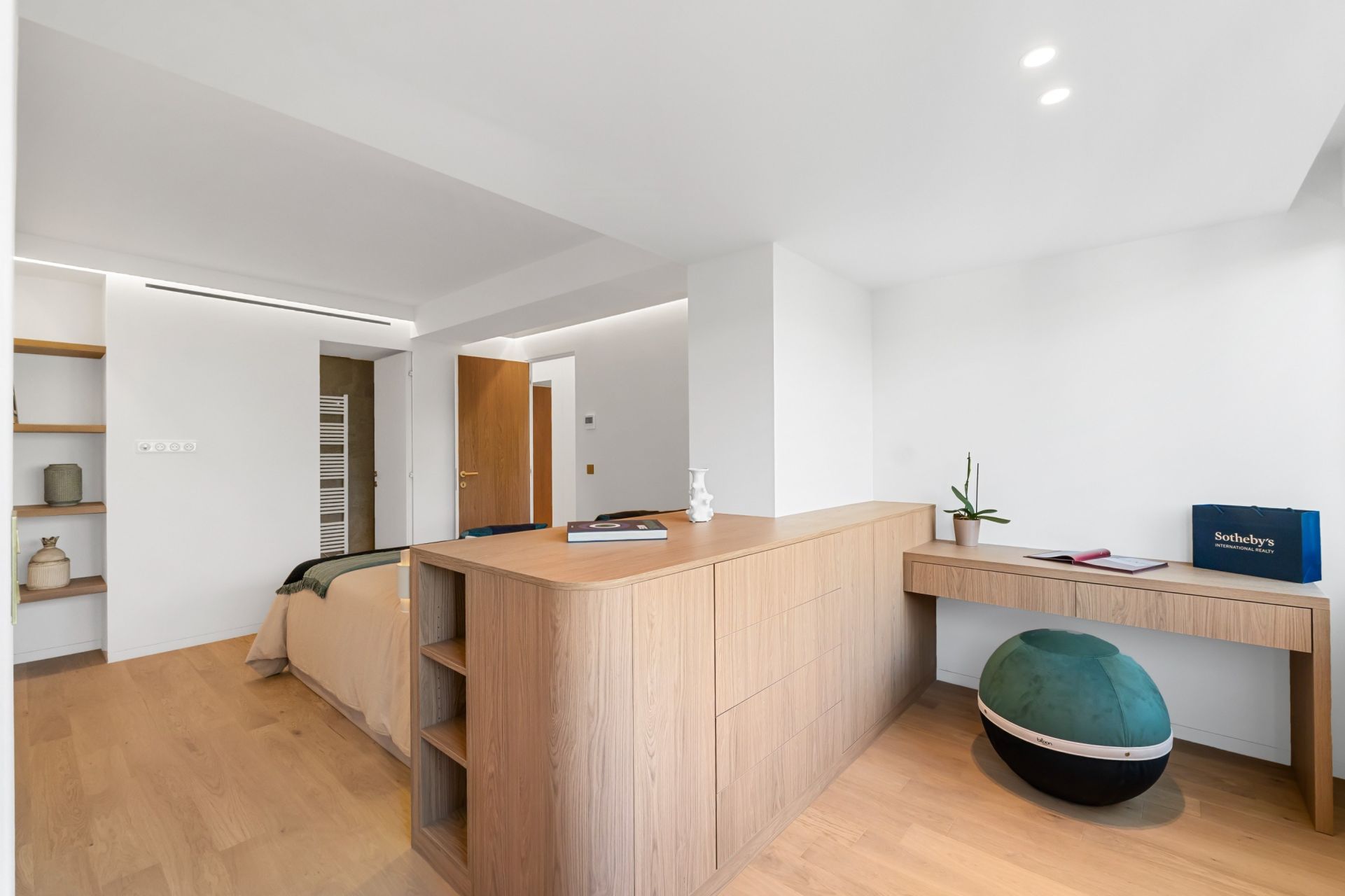 luxury apartment 4 Rooms for sale on CANNES (06400)