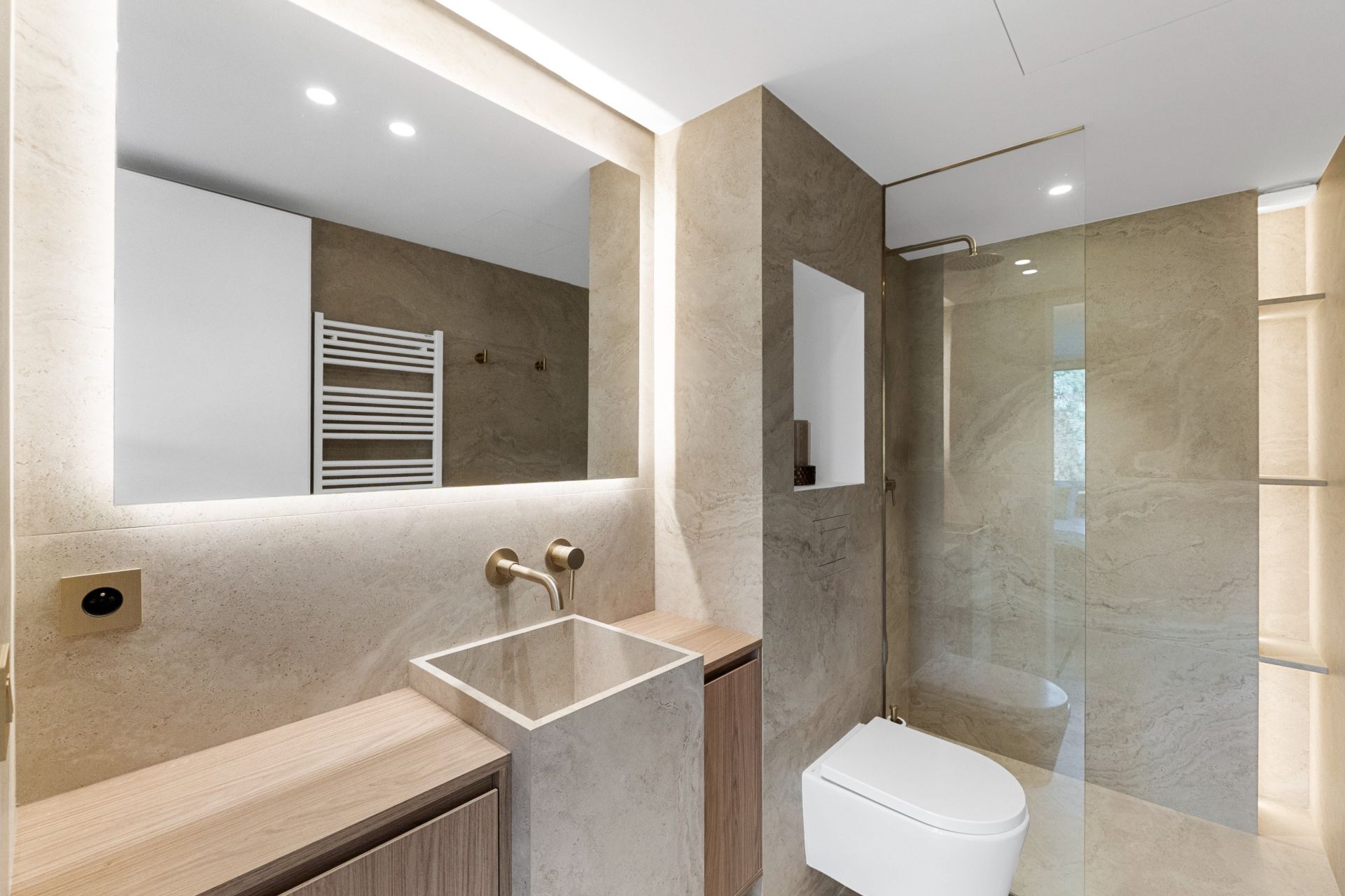 luxury apartment 4 Rooms for sale on CANNES (06400)