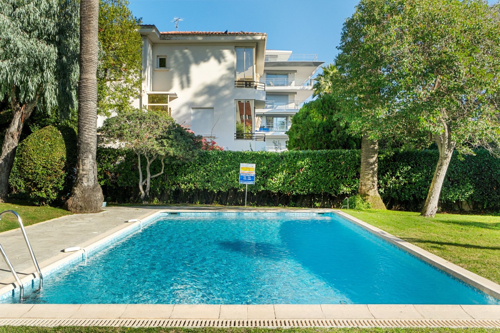 luxury apartment 4 Rooms for sale on CANNES (06400)